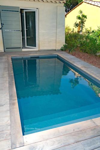 une piscine devant une maison dans l'établissement Villa confortable à Sainte-Maxime avec piscine privée, à Sainte-Maxime