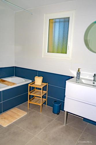 une salle de bain avec une baignoire et un lavabo dans l'établissement Villa confortable à Sainte-Maxime avec piscine privée, à Sainte-Maxime