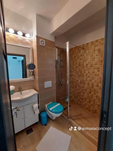 a bathroom with a shower and a toilet and a sink at Armsea Mamaia Nord in Mamaia Sat/Năvodari