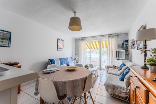 une cuisine et un salon avec une table et des chaises dans l'établissement Charmant T2 Coeur De Ville, à Arcachon