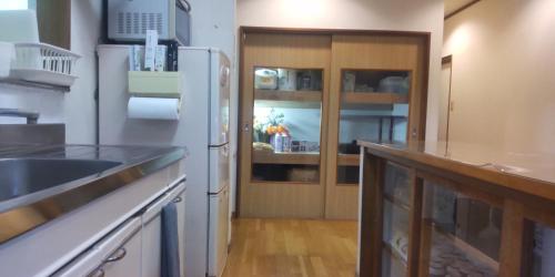 Cuisine ou kitchenette dans l'établissement 森のコテージ