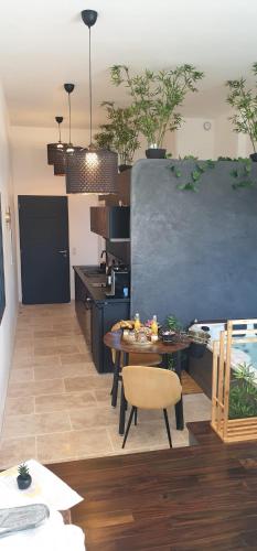 une cuisine avec une table et une salle à manger dans l'établissement Douce nuit, à Clapiers