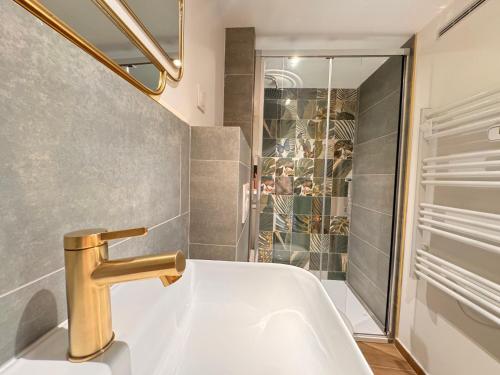 une salle de bain avec un lavabo et une douche dans l'établissement CB Cannes - JUNGLE, à Cannes