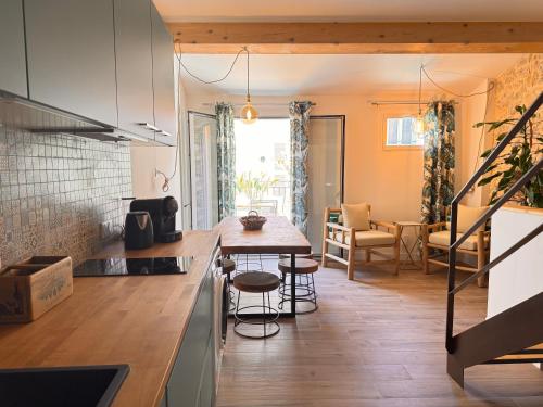 une cuisine et un salon avec une table et des chaises dans l'établissement CB Cannes - JUNGLE, à Cannes