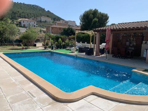 une piscine devant une maison dans l'établissement Appartement pour 4 personnes, à Roquefort-la-Bédoule