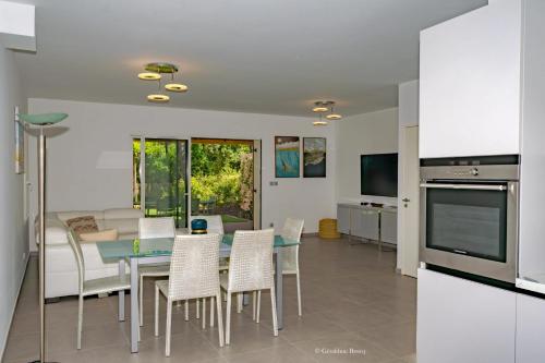 une cuisine et une salle à manger avec une table et des chaises dans l'établissement Villa confortable à Sainte-Maxime avec piscine privée, à Sainte-Maxime