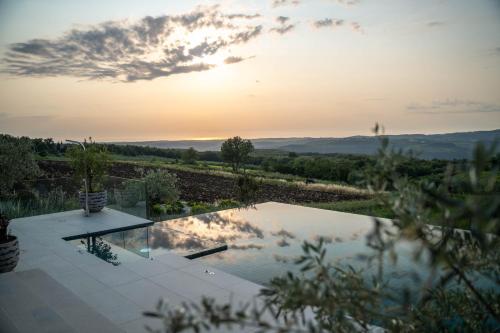 Amazing Villa ALMA Infinity POOL, PADEL Court, Jacuzzi