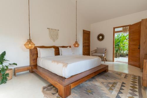 Кровать или кровати в номере Thalassa Beach Boutique Resort
