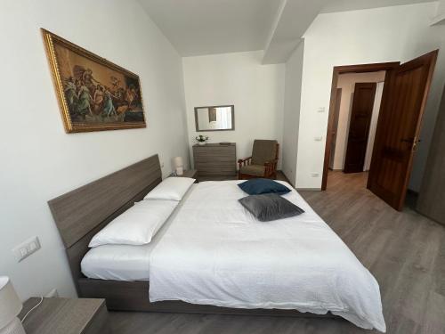 a bedroom with a large white bed in a room at Casa Pablo in Cannobio