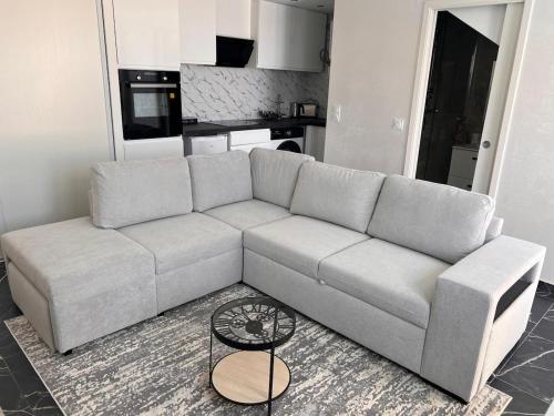 un salon avec un canapé et une table dans l'établissement Studio 2 Personnes Saint Laurent du Var Montaleigne, à Saint-Laurent-du-Var