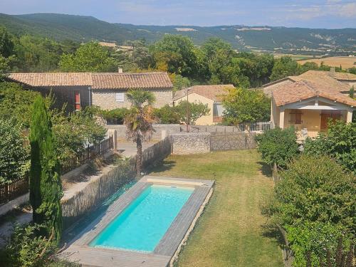 - une vue sur la piscine dans la cour dans l'établissement L'Escapade Marsannaise - Grande maison de village, à Marsanne