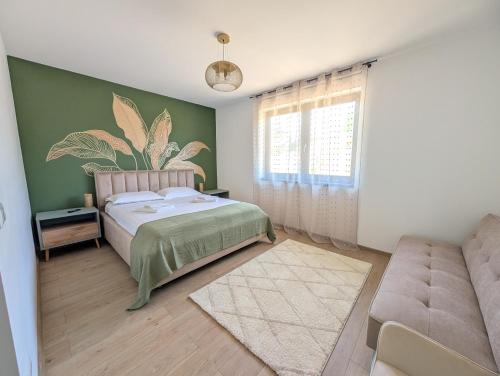 een slaapkamer met een bed en een bank bij Yellow House in Comarnic