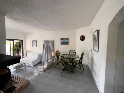 un salon avec une table et des chaises dans l'établissement San Ciprianu, à Porto-Vecchio