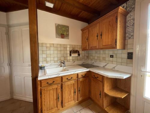 Kuchyň nebo kuchyňský kout v ubytování Villa mitoyenne pour 9 pers. Proche plage, animaux acceptés, parking - FR-1-379-122