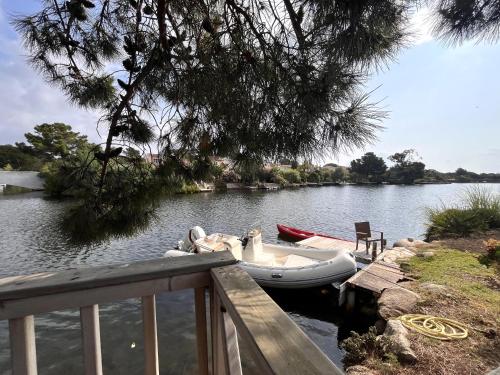 un bateau posé sur l'eau à côté d'un quai dans l'établissement San Ciprianu, à Porto-Vecchio