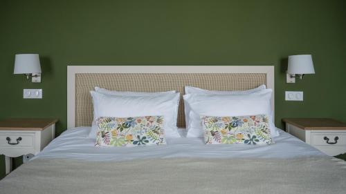 a bedroom with a bed with two pillows at Maison d'hôtes PACHAMAMA in Ahetze