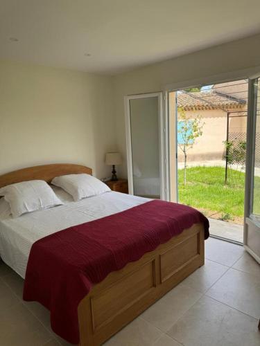 une chambre avec un grand lit et une grande fenêtre dans l'établissement Villa 