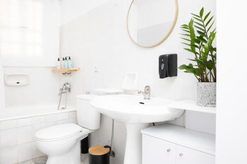 ein weißes Badezimmer mit Toilette und Waschbecken in der Unterkunft ChrisAri House in Zipárion