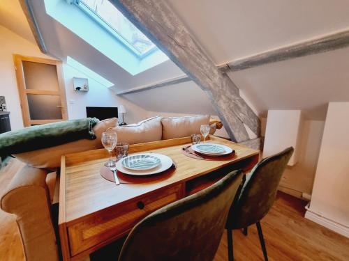 un salon avec une table et un canapé dans l'établissement 1 clémence fouriaux proche gare et climatisé, à Reims