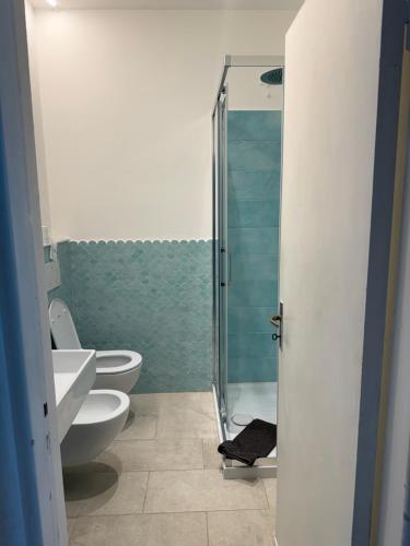 a bathroom with two toilets and a glass shower at Il Delfino in Tellaro