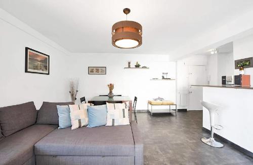 un salon avec un canapé et une table dans l'établissement LE VERSAILLES plaisir et confort en centre-ville, pour séjours en famille ou business, à Cannes