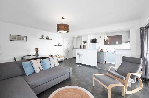 un salon avec un canapé et des chaises et une cuisine dans l'établissement LE VERSAILLES plaisir et confort en centre-ville, pour séjours en famille ou business, à Cannes