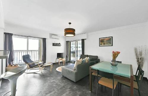 LE VERSAILLES plaisir et confort en centre-ville, pour séjours en famille ou business