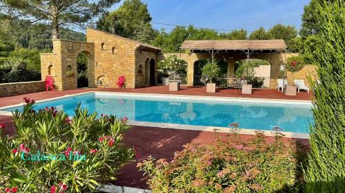 une maison avec une piscine dans une cour dans l'établissement Calanca blu : grand appartement, à Cuges-les-Pins