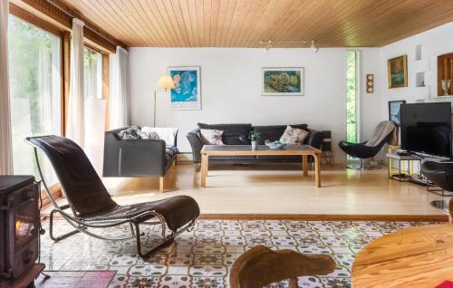 un soggiorno con un divano e un tavolo di Holiday Home Følfodvejen Gedser I a Gedser