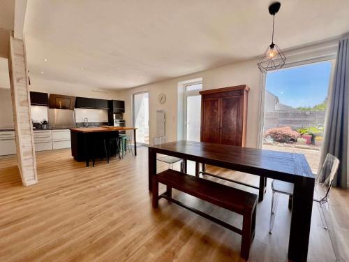 un salon avec une table de salle à manger et une cuisine dans l'établissement Maison T5 rénovée à Quiberon, 4 chambres, jardin, proche plage, classée 2 étoiles - FR-1-478-205, à Quiberon