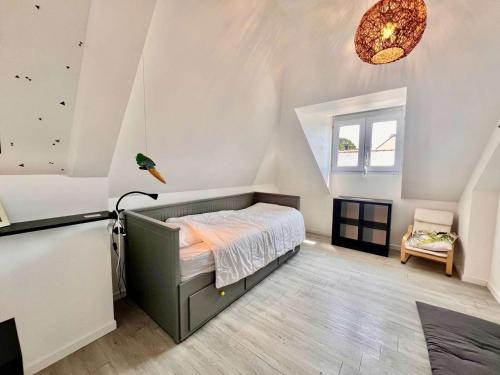 une chambre avec un lit dans un grenier dans l'établissement Maison T5 rénovée à Quiberon, 4 chambres, jardin, proche plage, classée 2 étoiles - FR-1-478-205, à Quiberon