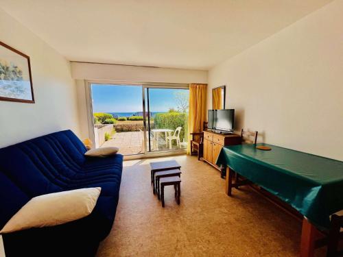 - un salon avec un canapé bleu et un billard dans l'établissement Quiberon - Studio de 28m² avec terrasse et parking - FR-1-478-93, à Quiberon