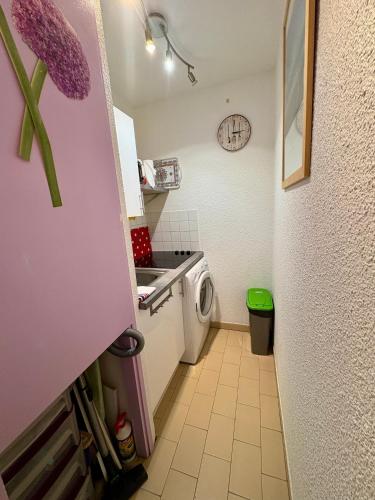 une petite cuisine avec un lave-linge et un lave-linge dans l'établissement Appartement T2 cabine SAINT CYPRIEN plage, à Saint Cyprien Plage