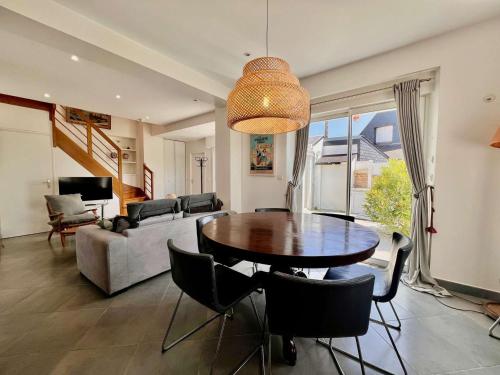 un salon avec une table et un canapé dans l'établissement Maison 4 pièces avec jardin clos, terrasse et WIFI - Proche plage et commerces - Animaux admis - FR-1-478-250, à Quiberon