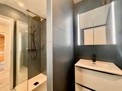 une salle de bain avec un lavabo et une douche dans l'établissement Maison 4 pièces avec jardin clos, terrasse et WIFI - Proche plage et commerces - Animaux admis - FR-1-478-250, à Quiberon