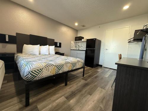 a bedroom with a bed in a room at Studio 6 Tacoma, WA - South in Tacoma