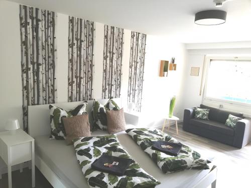 バート・ウーラッハにあるLived-in Appartementのベッドとソファのあるリビングルーム