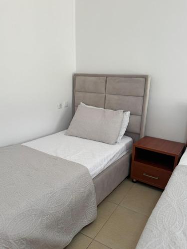 Qirjako's Roomsにあるベッド