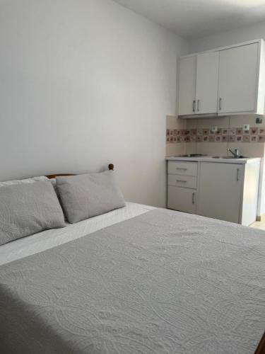 Qirjako's Roomsにあるベッド