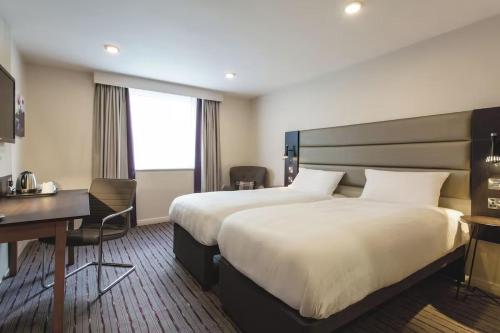 Postel nebo postele na pokoji v ubytování Charter Hotel Telford