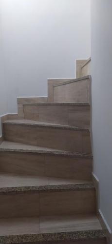 クリチバにあるApartamento residencial inteiroの建物内のコンクリート階段