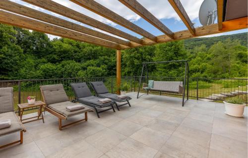 an outdoor patio with chairs and a pergola at Stunning Home In Seliste Dreznicko in Seliste Dreznicko