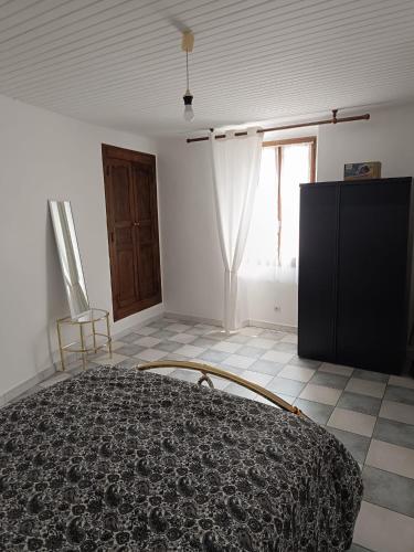 Ένα ή περισσότερα κρεβάτια σε δωμάτιο στο Appartement Aubignan Centre Parfait pour explorer la Provence