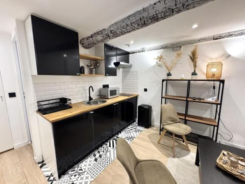 - une cuisine avec un comptoir et des chaises dans la chambre dans l'établissement B OT Le Cocon de la Prefecture - Old Town, à Nice