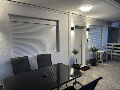 a room with a window with a table and chairs at Cozy luxury apartment in Perea