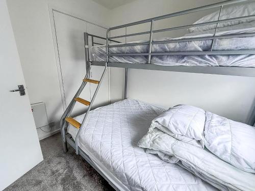 Voodi või voodid majutusasutuse 7 Berth Chalet Nearby Hemsby Beach In Norfolk Ref 18168B toas