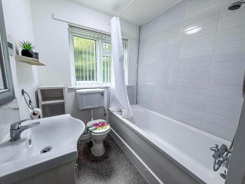 Vannituba majutusasutuses 7 Berth Chalet Nearby Hemsby Beach In Norfolk Ref 18168B