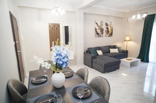 un soggiorno con un tavolo e un divano di Elarion Elegant Port Apartment a Città di Corfù