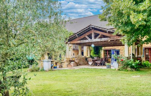 a house with a wooden roof and a yard at Nice Home In Proissans in Proissans