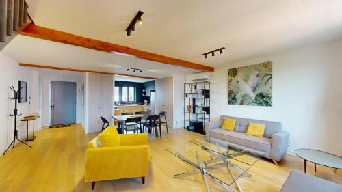 un salon avec un canapé et une table dans l'établissement Hyper centre T3 duplex-terrace, Esquirol, à Toulouse